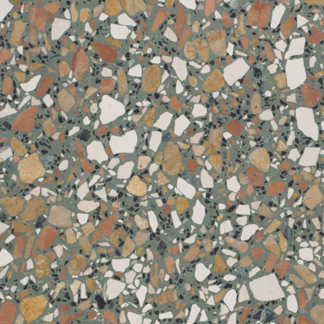 Carrelage Terrazzo Vert Méditerranée au fond vert, composé de fragments minéraux de différentes tailles dans des nuances de blanc, jaune et terre cuite.
