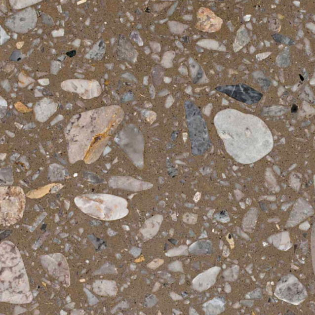 Carrelage Terrazzo Brun Toscane au fond brun foncé, composé de fragments de marbre de différentes tailles dans des nuances de gris, beige et noisette.