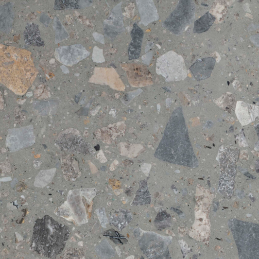 Carrelage Terrazzo Ceppo Gris au fond gris fumé, composé de fragments de marbre de tailles et de nuances variées, avec un aspect de pierre naturelle italienne.