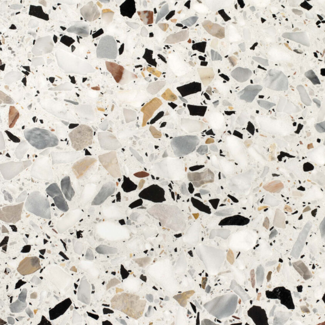 Terrazzo Éclats d'Ivoire au fond blanc clair, composé de fragments minéraux gris, noirs, beiges et ambrés de différentes tailles.