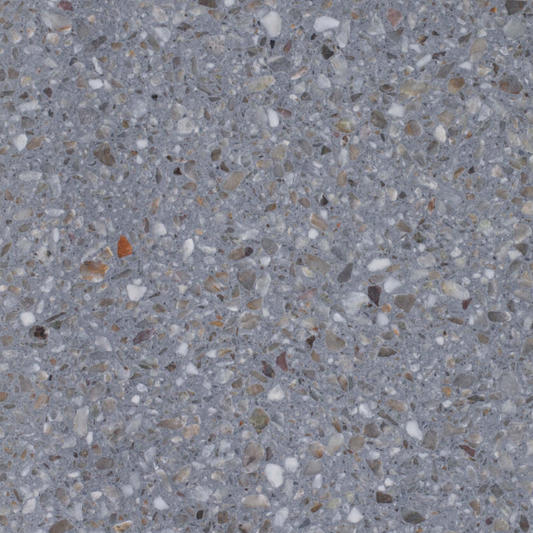 Carrelage Terrazzo Gris Taupe au fond gris chaud, ponctué d'éclats de marbre beiges, bruns et blancs, pour revêtement de sol et mur.