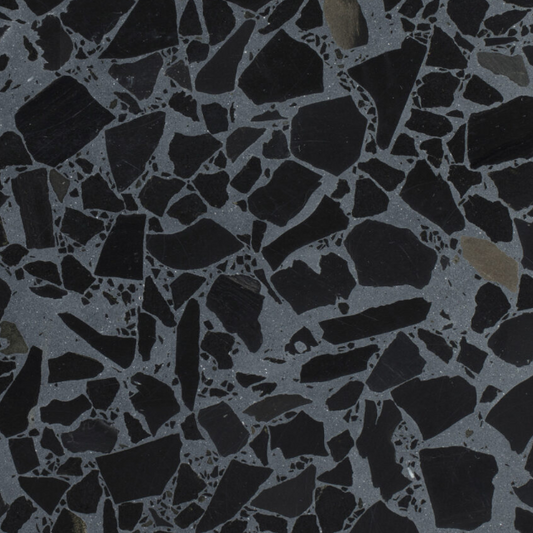 Carrelage Terrazzo Burano Taupe au fond gris-brun, composé de fines particules de marbre beige, noir et gris, avec un aspect compact et homogène.