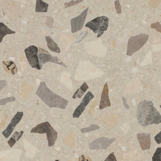 Carrelage Terrazzo Gris Tourterelle au fond gris chaud, ponctué de fragments de marbre de taille moyenne dans des nuances de noir, de gris et de beige.