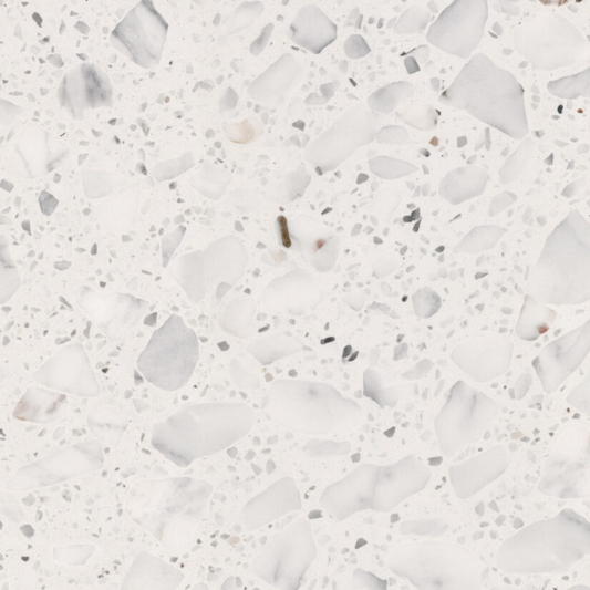 Carrelage Terrazzo Blanc Éclat au fond blanc lumineux, composé de gros éclats de marbre blancs et gris, pour revêtement de sol et mur.