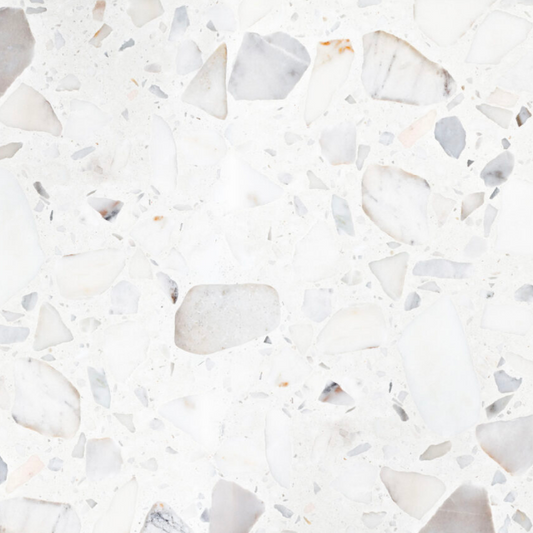 Carrelage Terrazzo Calacatta Lumière au fond presque blanc, composé de grands fragments de marbre gris et ivoire, avec un aspect lumineux et élégant inspiré du marbre Calacatta.