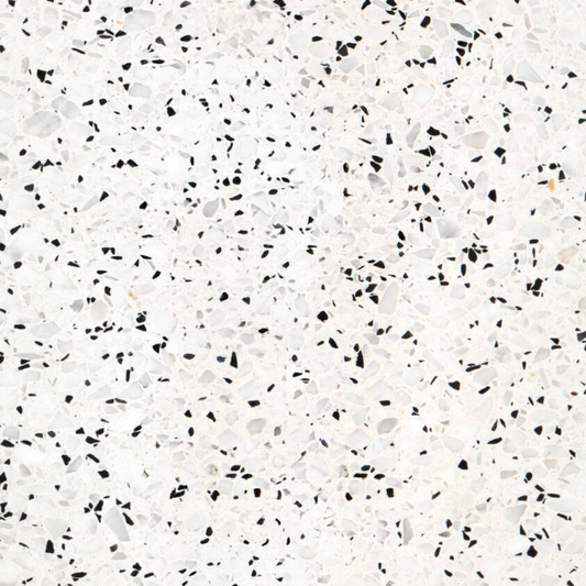 Carrelage Terrazzo Blanc Perlé au fond blanc lumineux, ponctué de fins granulés noirs et gris, pour revêtement de sol et mur.