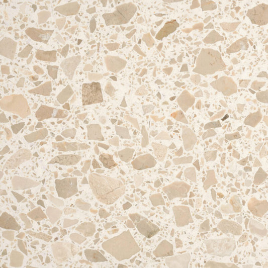 Carrelage Terrazzo Sable Ivoire, fond beige clair avec larges éclats de marbre aux tons sable et ivoire, pour revêtement de sol et mur.