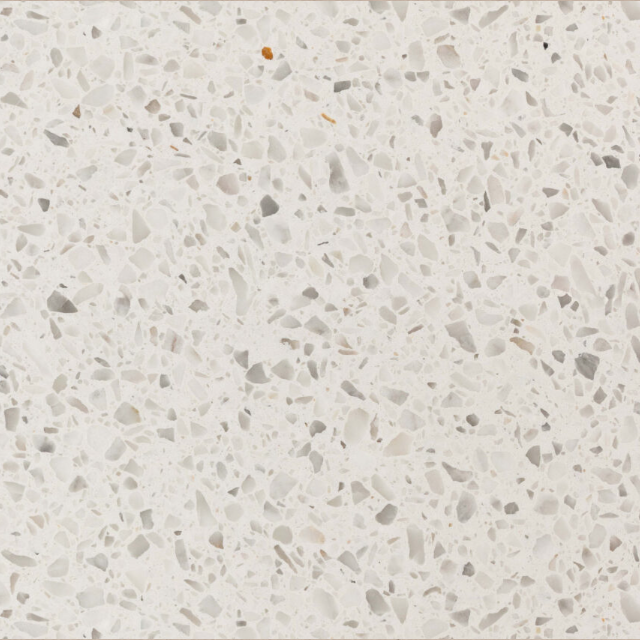 Carrelage Terrazzo Blanc Carrara Nuancé, fond blanc lumineux avec éclats de marbre et nuances minérales