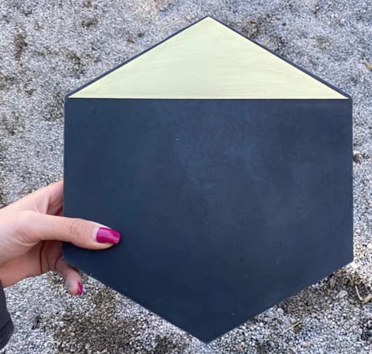 Carreau de ciment C.Hexagonal couleur noir et un coté doré