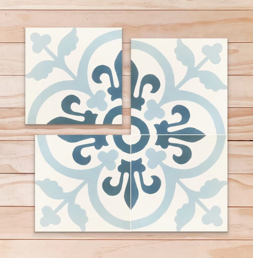 Composition de 4 carreau de ciment floral  avec fond blanc et motif bleu clair et bleu foncé