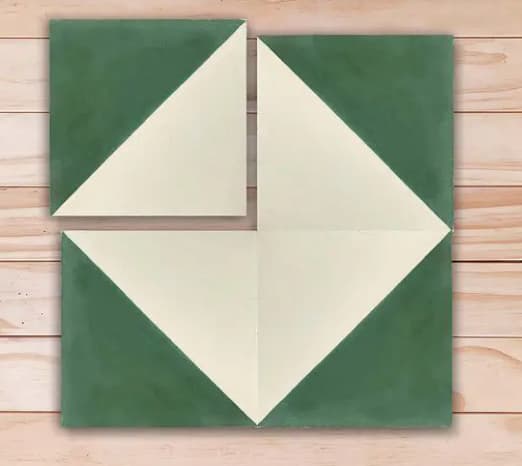 Composition de 4 carreaux vert et crème avec motif en biais