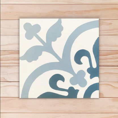 Carreau de ciment floral fond blanc et motif bleu clair et bleu foncé 