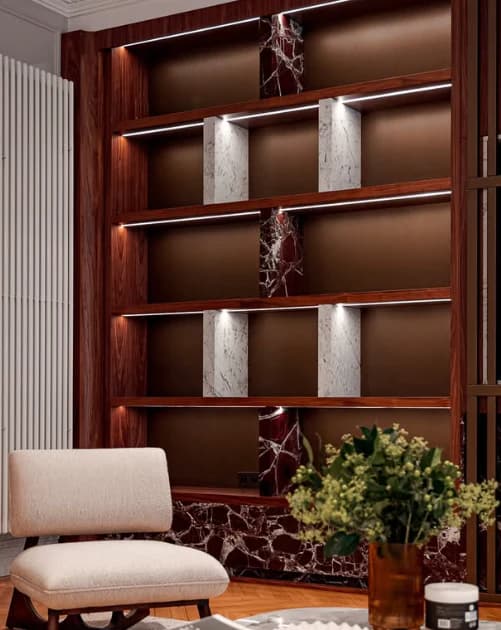 Bliothèque sur mesure en bois foncé avec étagères intégrées.