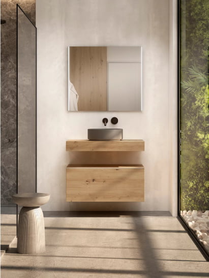 Meuble de salle de bain suspendu avec deux parties : vasque posée au-dessus et meuble inférieur en bois clair avec rangements.