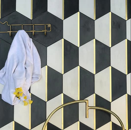 Carreau de ciment hexagonal orné de laiton 980, posé au mur, divisé en trois couleurs blanc, noir et laiton