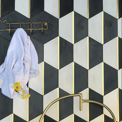 Carreau de ciment hexagonal orné de laiton 980, posé au mur, divisé en trois couleurs blanc, noir et laiton