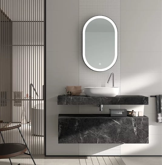 Meuble de salle de bain suspendu avec deux parties : vasque posée au-dessus et meuble inférieur en pierre aspect marbre sans rangements.