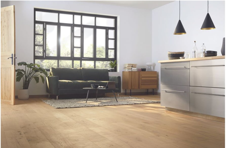 Mise en situation dans un salon revêtement sol bois, chêne naturel couleur bois clair